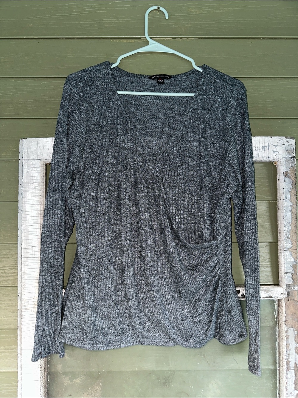 Rock & Republic Gray Ribbed V-Neck Long Sleeve Top